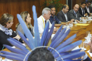 Líderes indígenas envolvidos na organização do 15º Acampamento Terra Livre em Brasília apresentaram propostas para o encontro ao governador Rollemberg.