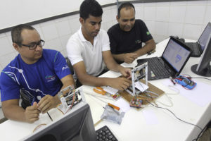 Pela segunda vez, a Escola Técnica de Brasília (ETB) participará da Campus Party Brasília. Entre os projetos apresentados na edição de 2018 estão duas impressoras robôs construídas por alunos do terceiro período do curso de eletrônica.