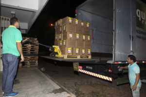 Carregamento de soro fisiológico chegou no Hospital Regional de Ceilândia na noite desta sexta-feira (30). Foto: Toninho Tavares/Agência Brasília