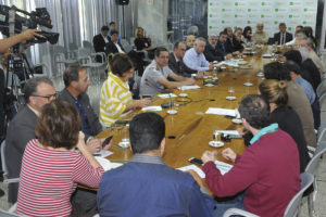 O governador Rollemberg em reunião com gestores do governo para discutir medidas para amenizar efeitos da paralisação dos caminhoneiros.