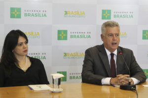 A procuradora-geral do DF, Paola Aires, e o governador Rollemberg.