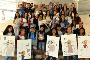 Alunos do Centro de Ensino Fundamental Nossa Senhora de Fátima produziram releituras de obras de Miró durante visita à Embaixada da Espanha.