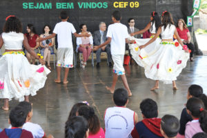 Para retribuição a acolhida na Embaixada do México, o Centro de Ensino Fundamental 9 de Sobradinho II recebeu nesta terça-feira (8) representantes diplomáticos daquele país.A manhã começou com a apresentação de carimbó (dança típica do norte do Brasil) de alunos do 4º e 5º ano.