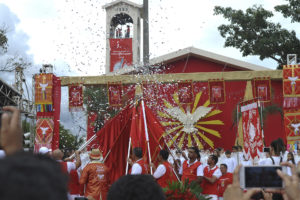 O Encontro das Sete Bandeiras do Divino, em frente à Igreja Matriz São Sebastião, em Planaltina.