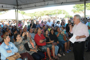 O processo de regularização fundiária no Distrito Federal cumpriu mais uma etapa nesta terça-feira (22). Foram entregues nesta manhã 1,2 mil escrituras em Ceilândia. O governador de Brasília, Rodrigo Rollemberg, participou da entrega.