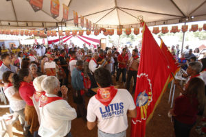 Cerca de 200 cavaleiros, que seguem em cavalgada para a Festa do Divino de Planaltina, estão reunidos na Fazenda São Felipe, em Água Fria (GO), para o início dos rituais do festejo católico.