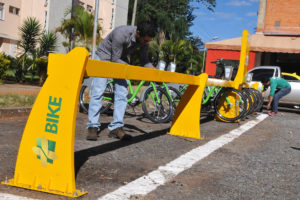 Operários finalizam a instalação de estação do +Bike na 410/411 Norte.