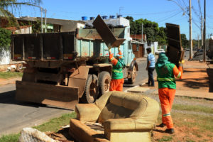 Coordenada pela Secretaria das Cidades, a operação Bota Fora Entulho vai recolher materiais inservíveis e limpar a região, bem como erradicar possíveis criadouros do mosquito Aedes aegypti