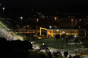 Em alusão ao Maio Amarelo, o Palácio do Buriti está iluminado com a cor da campanha.