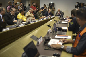 O governador Rollemberg em reunião com órgãos federais e locais no Centro Integrado de Comando e Controle Regional.