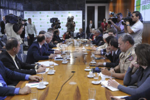 O governador Rollemberg anunciou ponto facultativo na sexta-feira (1º) durante reunião do gabinete integrado de acompanhamento da greve dos caminhoneiros.