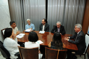 O governador Rollemberg e o secretário de Educação, Júlio Gregório Filho, em reunião com rofessores e moradores atendidos pela Coordenação Regional de Ensino de São Sebastião