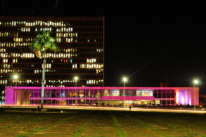 Iluminado em lilás, Palácio do Buriti lembra o Dia Mundial de Conscientização da Violência contra a Pessoa Idosa.