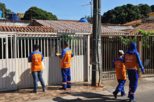 Os moradores devem separar o lixo reciclável do orgânico. Nesta sexta-feira (8), a assessoria de mobilização do SLU reuniu uma equipe da cooperativa para ir de porta em porta na região e avisar os moradores do início dos trabalhos na próxima semana.