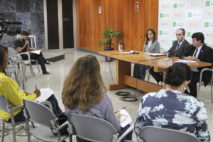 A controladora-geral adjunta do DF, Liane Angoti; o diretor-técnico do DFTrans; e o diretor-geral do DFTrans, Marcos Tadeu de Andrade