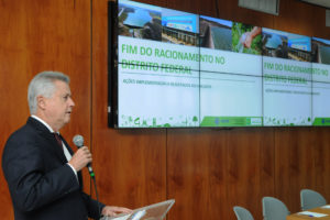 A partir desta sexta-feira (15), o abastecimento de água no Distrito Federal se normalizará, com o fim do rodízio. Na coletiva, o governador Rodrigo Rollemberg ressaltou que, embora tenha havido contribuição das chuvas, elas ainda foram abaixo da média.