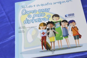 O livro Tia Lola e os quatro amigos em: como usar o meu dinheiro? escrito por Helena Tatiana de Mendonça e ilustrado pelo artista plástico e designer gráfico Ralfe Braga. Foto: Renato Araújo/Agência Brasília