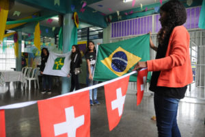 Alunos do Centro de Ensino Fundamental 405, do Recanto das Emas, receberam os representantes diplomáticos da Suíça pelo programa Embaixada de Portas Abertas.