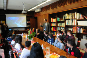 Vinte e seis alunos do sétimo ano do Centro de Ensino Fundamental 405 do Recanto das Emas puderam conhecer, na manhã desta quinta-feira (7), um pouco dos costumes, da cultura e da culinária da Suíça.