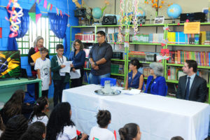 O Centro de Ensino Fundamental Miguel Arcanjo recepcionou na manhã desta sexta-feira (29) a embaixadora dos Emirados Árabes Unidos no Brasil, Hafsa Abdulla Mohamed Sharif Al Ulama. O encontro foi uma retribuição à visita feita pelos alunos à embaixada em 21 de junho.