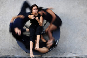 Em 27 e 28 de junho, o Teatro Paulo Gracindo, no Sesc Gama, receberá o espetáculo de dança contemporânea Mira e Anda — Drágeas Psicológicas. Com patrocínio do Fundo de Apoio à Cultura (FAC), da Secretaria de Cultura do DF, a exibição tem entrada franca.