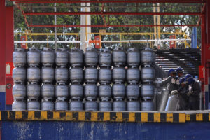 Nesta sexta-feira (1º), o Distrito federal começou a receber uma grande quantidade de gás de cozinha. Mais de 300 toneladas de gás liquefeito de petróleo (GLP), que envasilhadas renderiam 23 mil botijões, foram entregues às distribuidoras hoje.