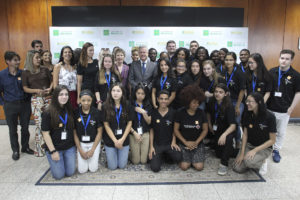 O governador Rollemberg recebeu no Palácio do Buriti 27 alunos dos Estados Unidos.