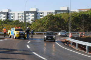 A entrega das obras do ramo 2L, que liga o Eixinho L à Ponte do Bragueto e ao Eixo Rodoviário L (Eixão) na saída norte, ocorreu nesta sexta-feira (15). A conexão conta com um dos 13 viadutos que fazem parte das obras do Trevo de Triagem Norte.