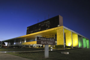 Verde e amarelo colorem a faixada do Palácio do Buriti em apoio à seleção brasileira de futebol.