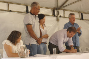 O presidente da Terracap, Júlio César Reis, assina o termo de cooperação.  Foto: Renato Araújo/Agência Brasília