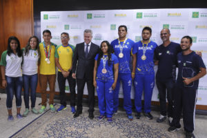 Atletas brasilienses do Centro Olímpico e Paralímpico de São Sebastião que se classificaram para as Paralimpíadas de Tóquio em 2020 e estudantes da rede pública que subiram ao pódio na Gymnasiade foram recebidos pelo governador Rollemberg no Palácio do Buriti nesta segunda-feira (11). Foto: Renato Araújo/Agência Brasília