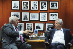 O presidente do Instituto Histórico Geográfico do Distrito Federal, Ronaldo Rebello de Britto Poletti, e o governador de Brasília, Rodrigo Rollemberg.  Foto: Pedro Ventura/Agência Brasília