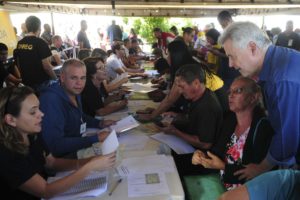 Governador Rollemberg participou da entrega de escrituras a moradores de Santa Maria neste sábado (16).