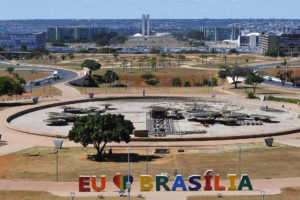 O letreiro Eu amo Brasília em frente à Torre de TV ganhou as cores do arco-íris. A mudança temporária com adesivos coloridos faz parte das comemorações do Dia Internacional da Visibilidade LGBTQI (Lésbicas, Gays, Bissexuais, Transexuais, Transgêneros, Queers e Intersexuais), celebrado na quinta-feira (28).