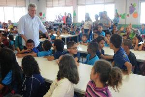 O governador de Brasília, Rodrigo Rollemberg, esteve nesta quarta-feira (13) em escolas de Ceilândia que receberam melhorias, entre elas a Escola Classe 68, na QNR 2.