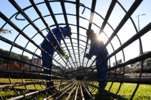 Com 11% executados, as obras da Estação 110 Sul do metrô ocorrem em frentes diferentes. Enquanto um grupo de trabalhadores atua na escavação, outro prepara a estação para receber os passageiros.