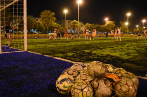 QNL 3/5, Taguatinga, Brasília, DF, Brasil 6/7/2018 Foto: Tony Winston/Agência Brasília.Na noite desta sexta-feira (6), moradores de Taguatinga receberam mais um campo de futebol de grama sintética. O equipamento público esportivo fica na QNL 3/5 e mede 40 por 60 metros. É o quinto campo desse tipo entregue pelo governo em 2018 no Distrito Federal. Os outros quatro ficam no Engenho das Lajes, em Sobradinho II, na EQNM 36/38, em Taguatinga Norte e na EQ 21/24, no Gama.O governador Rollemberg participou da cerimônia de inauguração.Leia a matéria no site da Agência Brasília: https://www.agenciabrasilia.df.gov.br/2018/07/06/taguatinga-ganha-campo-de-futebol-com-grama-sintetica/