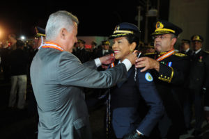 A mais elevada honraria do Corpo de Bombeiros do Distrito Federal foi entregue a mais de 360 pessoas na noite desta segunda-feira (2). Militares e civis receberam a Ordem do Mérito Imperador Dom Pedro II no pátio da Academia de Bombeiros Militar, no Setor Policial Sul.