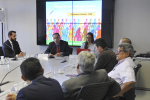 Ao centro, o presidente eleito do Conselho de Transparência e Controle Social do Distrito Federal, Hélio Queiroz da Silva, e a vice-presidente, Ana Paula Barbalho