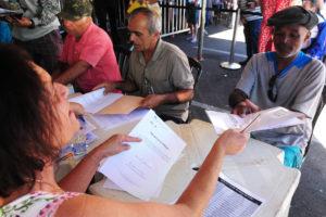 Foram entregues, neste domingo (1º), 1.210 escrituras a moradores do Recanto das Emas. Com a entrega, governo de Brasília chegou a 61.240 documentos distribuídos desde 2015.