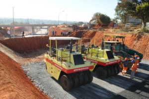 Técnicos do Departamento de Estradas de Rodagem do Distrito Federal (DER-DF) vistoriaram as obras da pista transversal do Trevo de Triagem Norte, no fim da Asa Norte, na manhã desta quinta-feira (5).