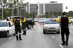 Em 2018, a fiscalização do licenciamento anual de veículos no Distrito Federal é feita de forma escalonada. A partir de 1º de novembro, o Detran-DF exigirá o porte obrigatório da documentação dos motoristas que têm veículos com placas de final 6, 7 ou 8.