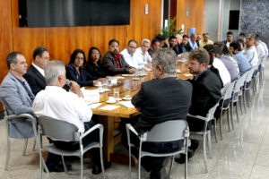 O governador de Brasília, Rodrigo Rollemberg, reuniu-se na tarde desta terça (20) com administradores regionais e pediu empenho na execução de três tarefas que considera “extremamente importantes” na reta final desta gestão: a operação tapa-buracos, a limpeza das cidades e o combate às invasões de terras.