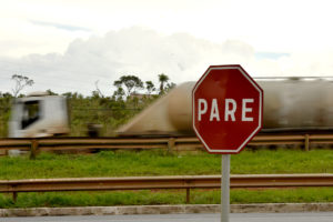 Segundo o DER, restrição é para cargas como combustíveis e materiais hospitalares, em horários de pico. Próximo à Barragem do Paranoá, porém, circulação ficará totalmente impedida. Medida valerá a partir de 19 de dezembro.