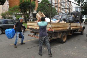 Chamado de Super Quadra Sustentável 113, o projeto brasiliense é liderado pela prefeitura, com grande participação dos moradores. A ação economiza recursos públicos e aumenta os ganhos monetários de uma cooperativa de catadores.