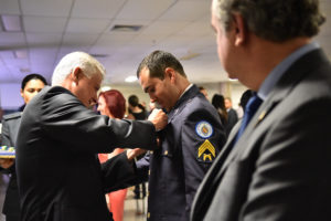 Agraciados foram escolhidos entre voluntários que se destacaram à frente de ações para fortalecer o ensino público no DF. Governador Rodrigo Rollemberg participou da cerimônia de entrega da homenagem.