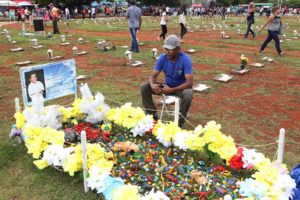 O horário estendido permitiu que a movimentação nos seis cemitérios do Distrito Federal começasse cedo nesta sexta-feira (2), Dia de Finados. Ercílio de Oliveira levou ao local os brinquedos do filho Reyson, que morreu aos 3 anos em 2006.