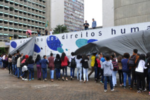 Parte das comemorações dos 70 anos da Declaração Universal dos Direitos Humanos, a obra de arte O caminho dos direitos humanos foi inaugurada, nesta quinta-feira (22), na saída da estação de metrô Galeria dos Estados.