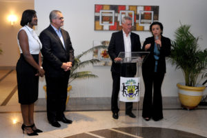 Governador Rodrigo Rollemberg participou da cerimônia na residência da Embaixada da República Gabonesa na noite desta sexta-feira (23). Iniciativa contemplou o Centro de Ensino Fundamental 21 de Taguatinga.