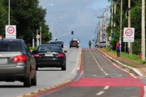 O limite de velocidade caiu para 60 quilômetros e a ciclofaixa recebeu nova sinalização